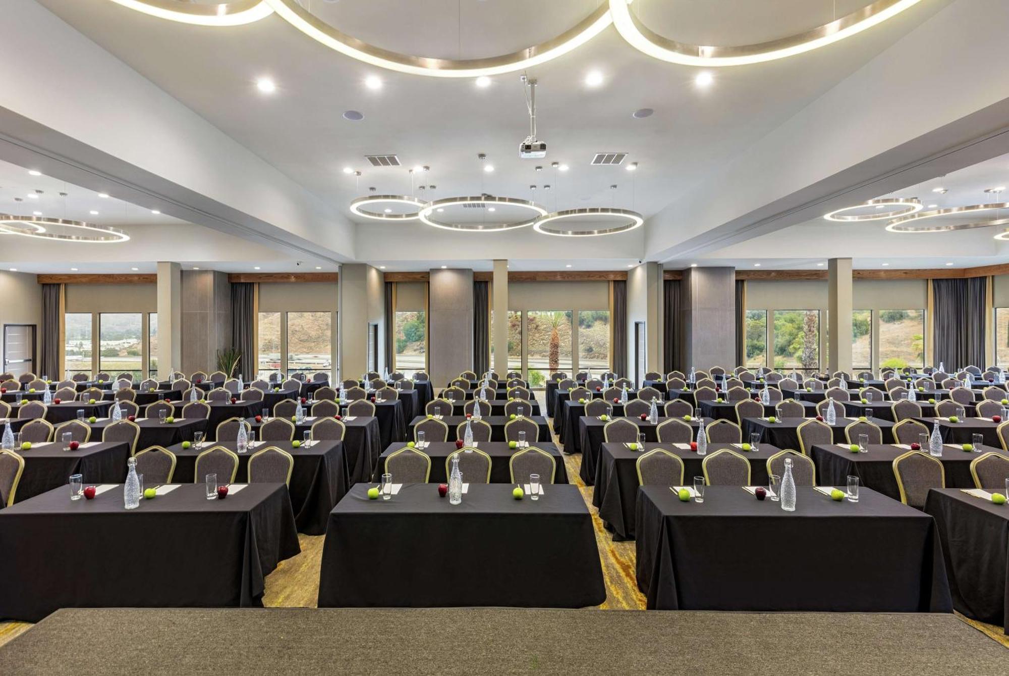 Hotel Doubletree By Hilton Pomona Extérieur photo