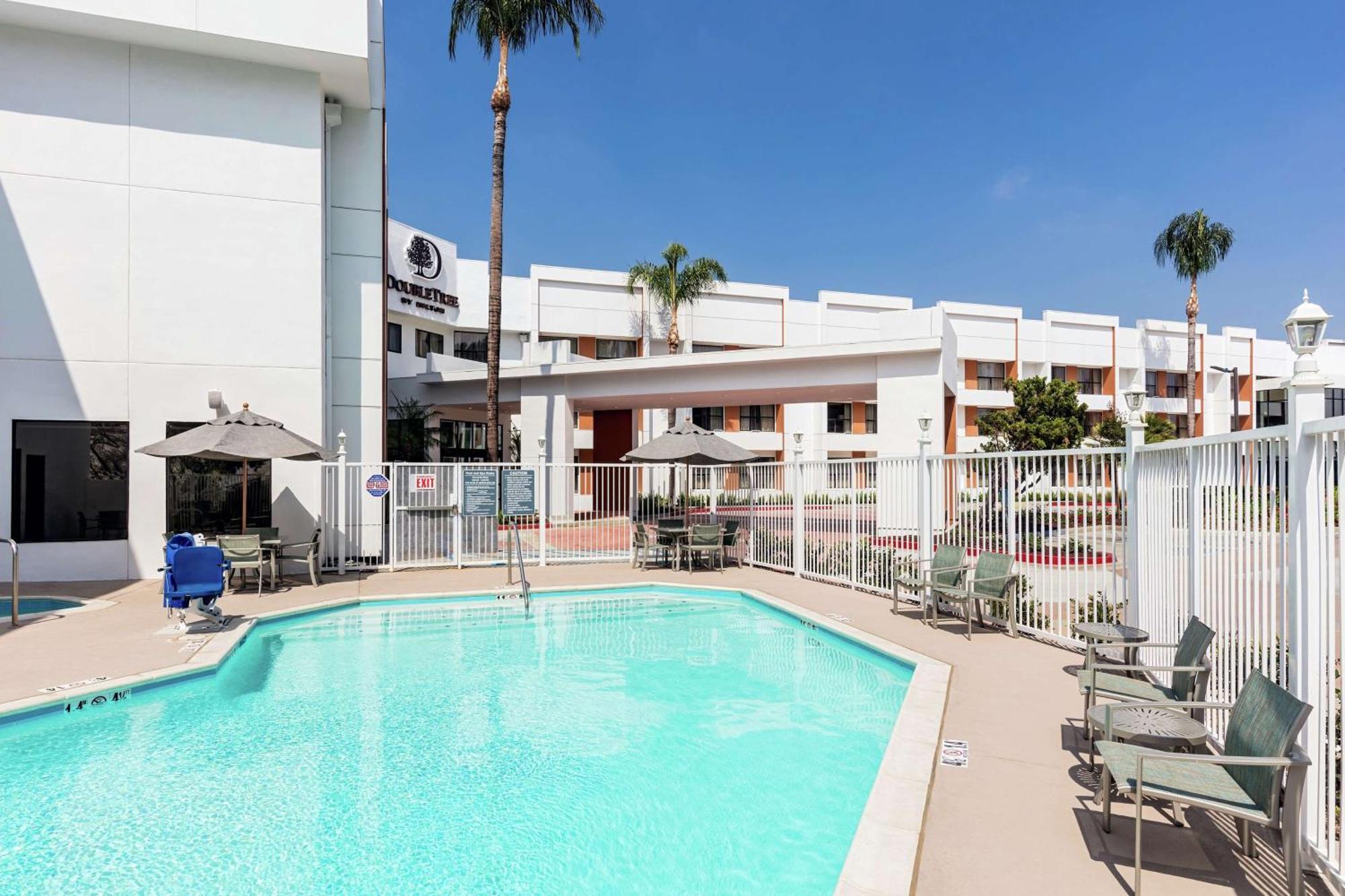 Hotel Doubletree By Hilton Pomona Extérieur photo